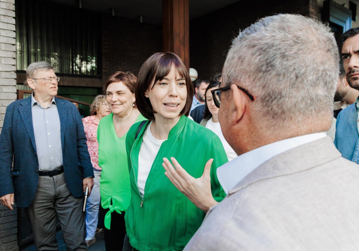 Morant, con Puig detrás, en la sede del PSOE en Madrid.