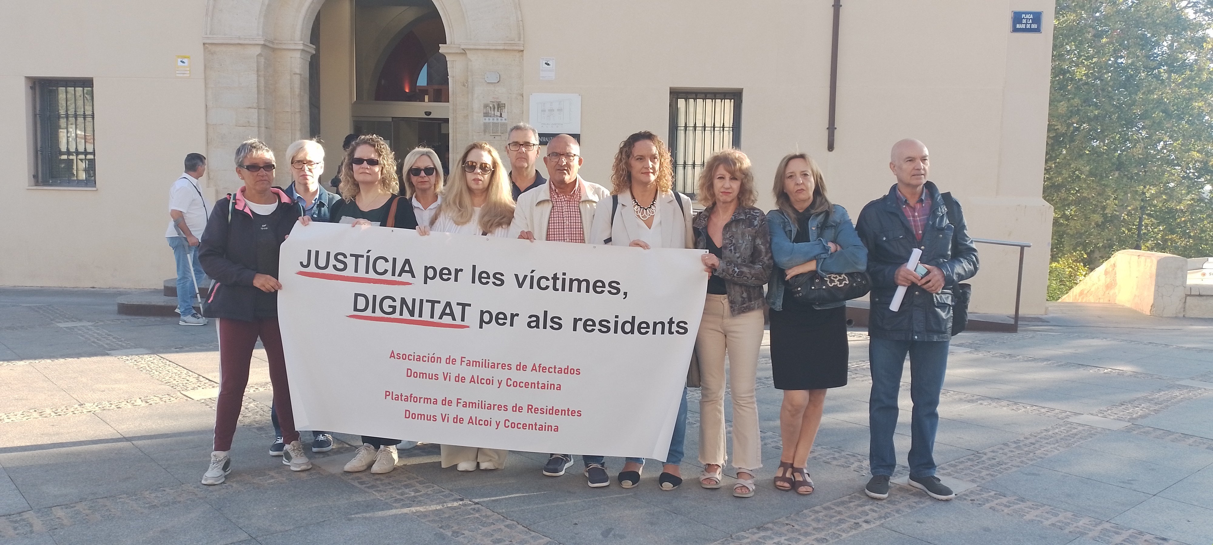 Algunos de los familiares, minutos antes de comenzar el juicio.