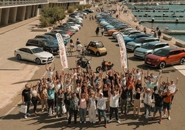 Foto de familia de la concentración de AUTO-ELECTRIC.