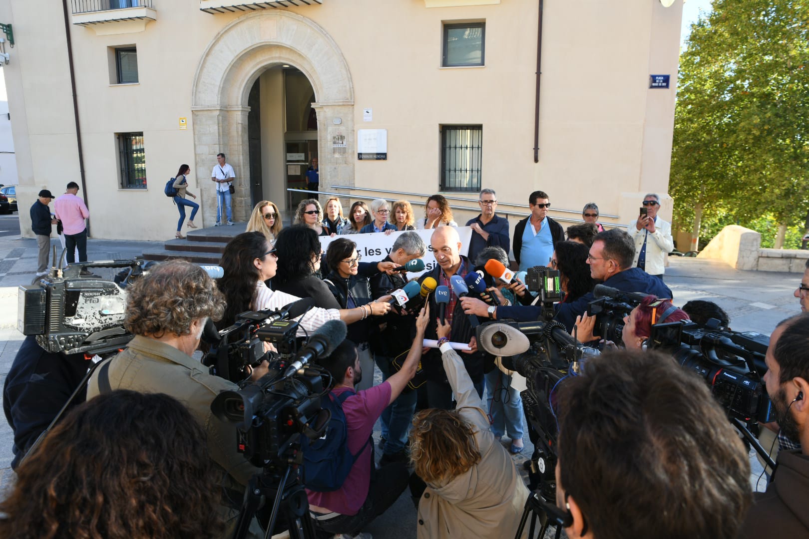 El portavoz de los familiares demandantes en declaraciones ante la prensa.