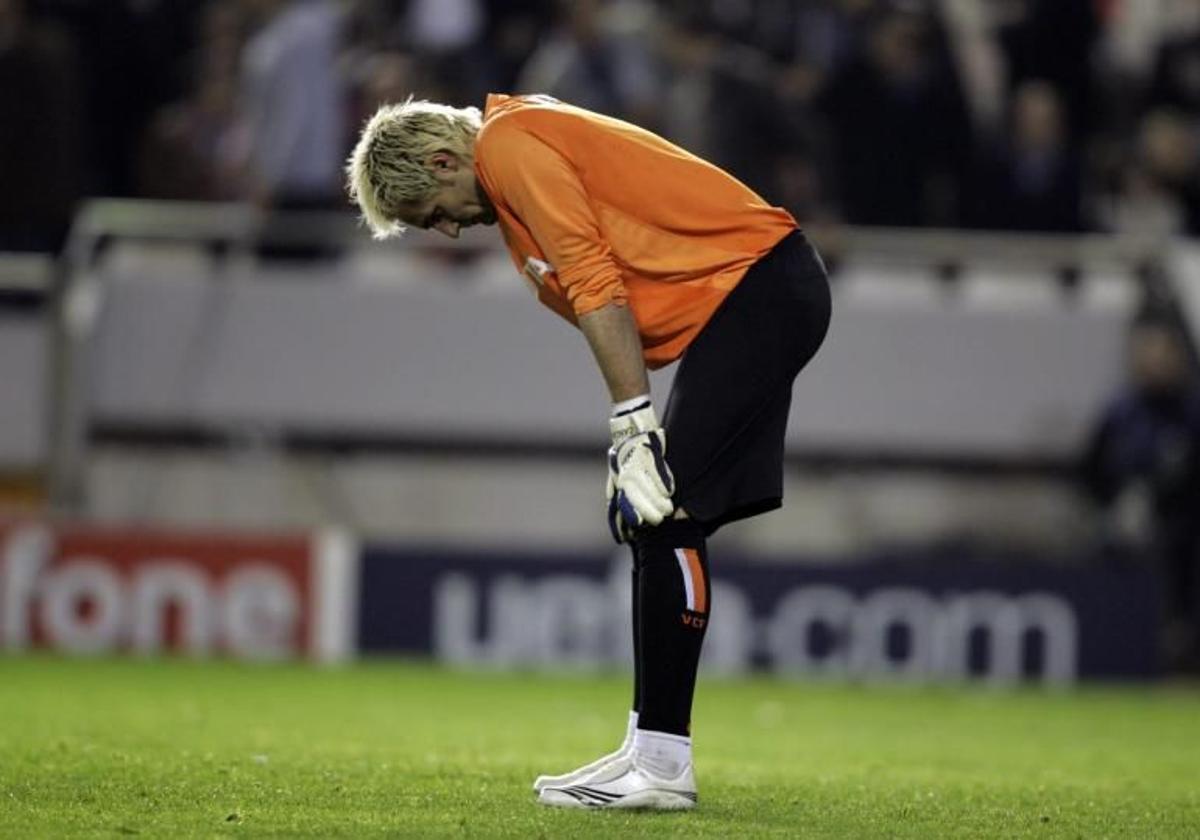 Cañizares, en el partido de cuartos de final de Champions con el Valencia en Mestalla ante el Chelsea. Año 2007.