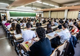 Alumnos durante la selectividad. La nota de Valenciano también permite obtener un C1.