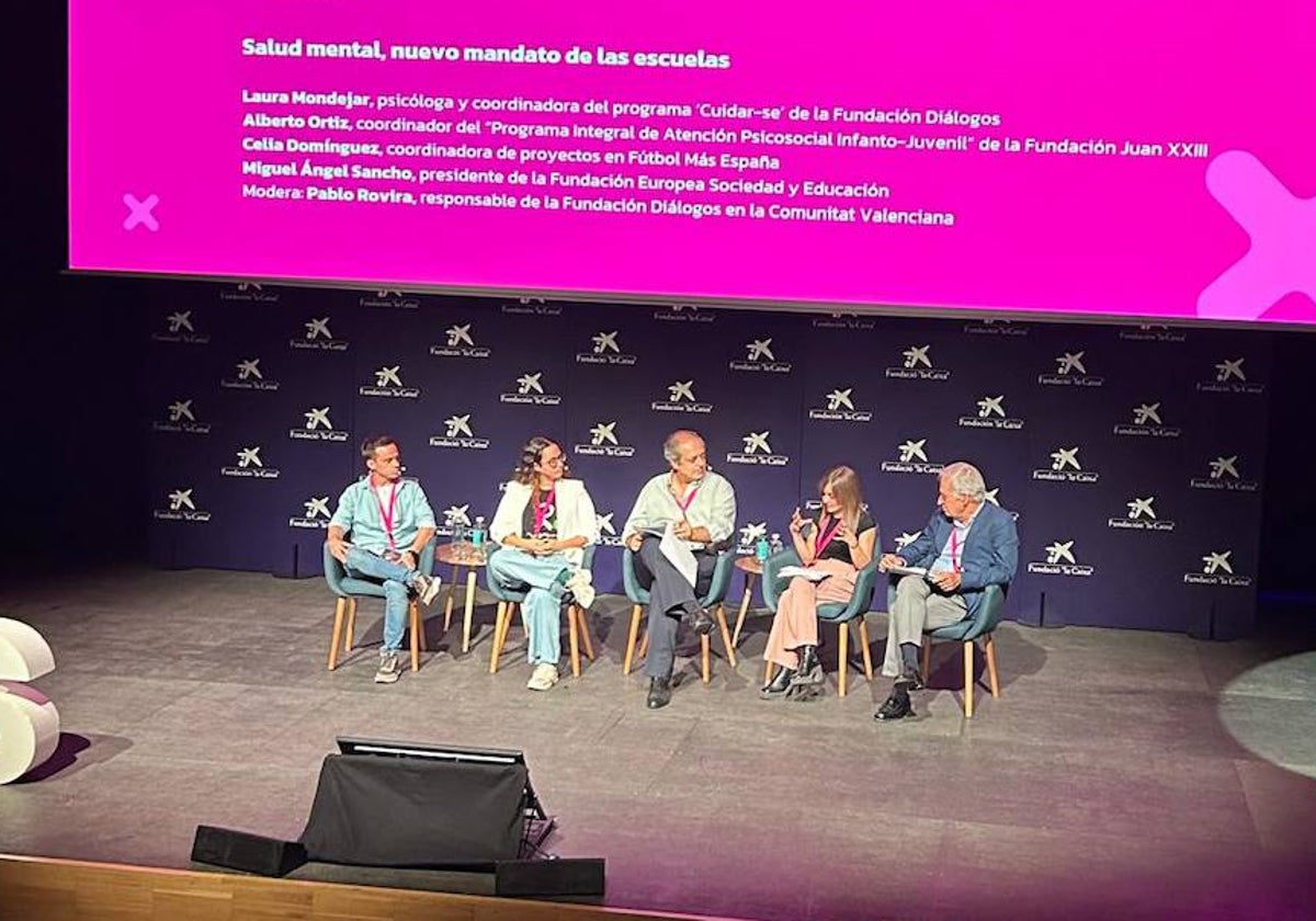 Mesa redonda 'Salud mental, nuevo mandato de las escuelas' en el Foro Demos de Valencia.