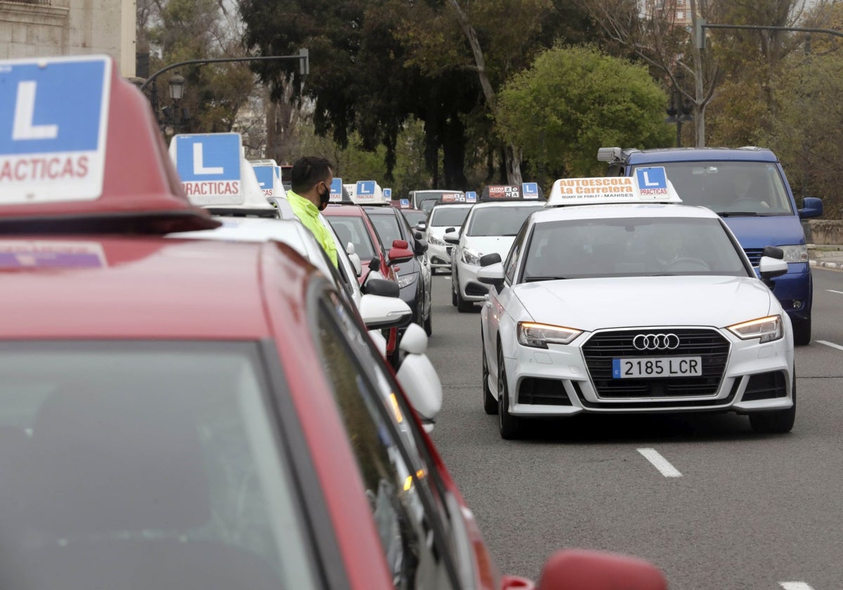 Varios vehículos de autoescuela.