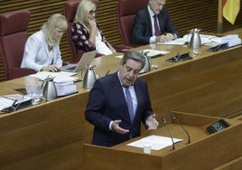 El síndic de Vox, José María Llanos, se dirige a Mazón en Les Corts.