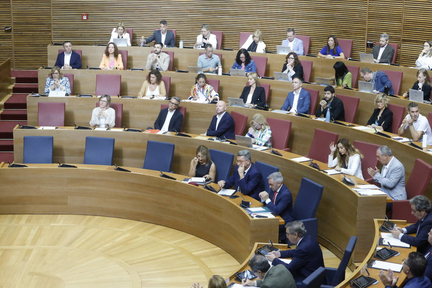 Fotos de la sesión de control a Mazón en Les Corts