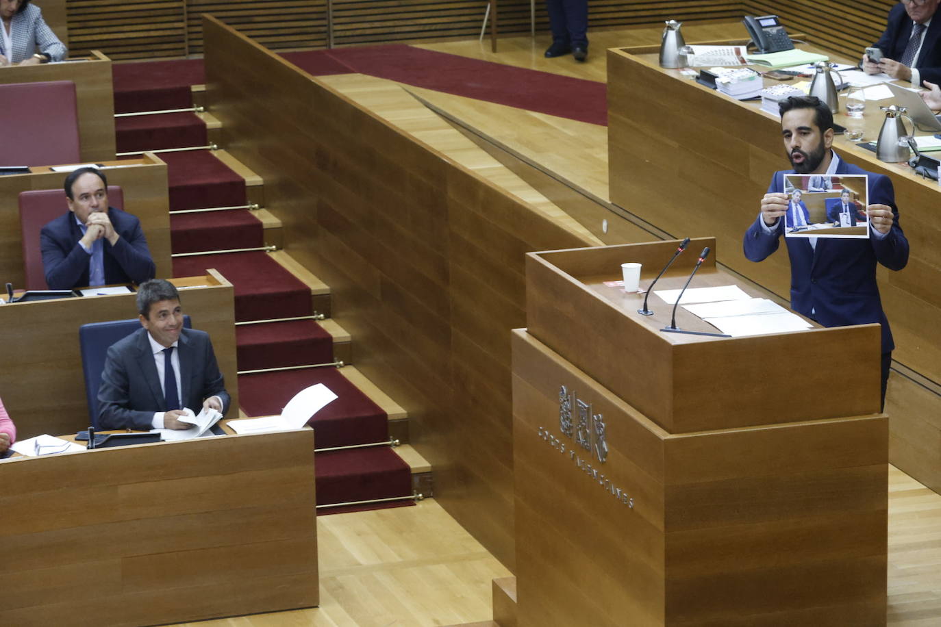 Fotos de la sesión de control a Mazón en Les Corts