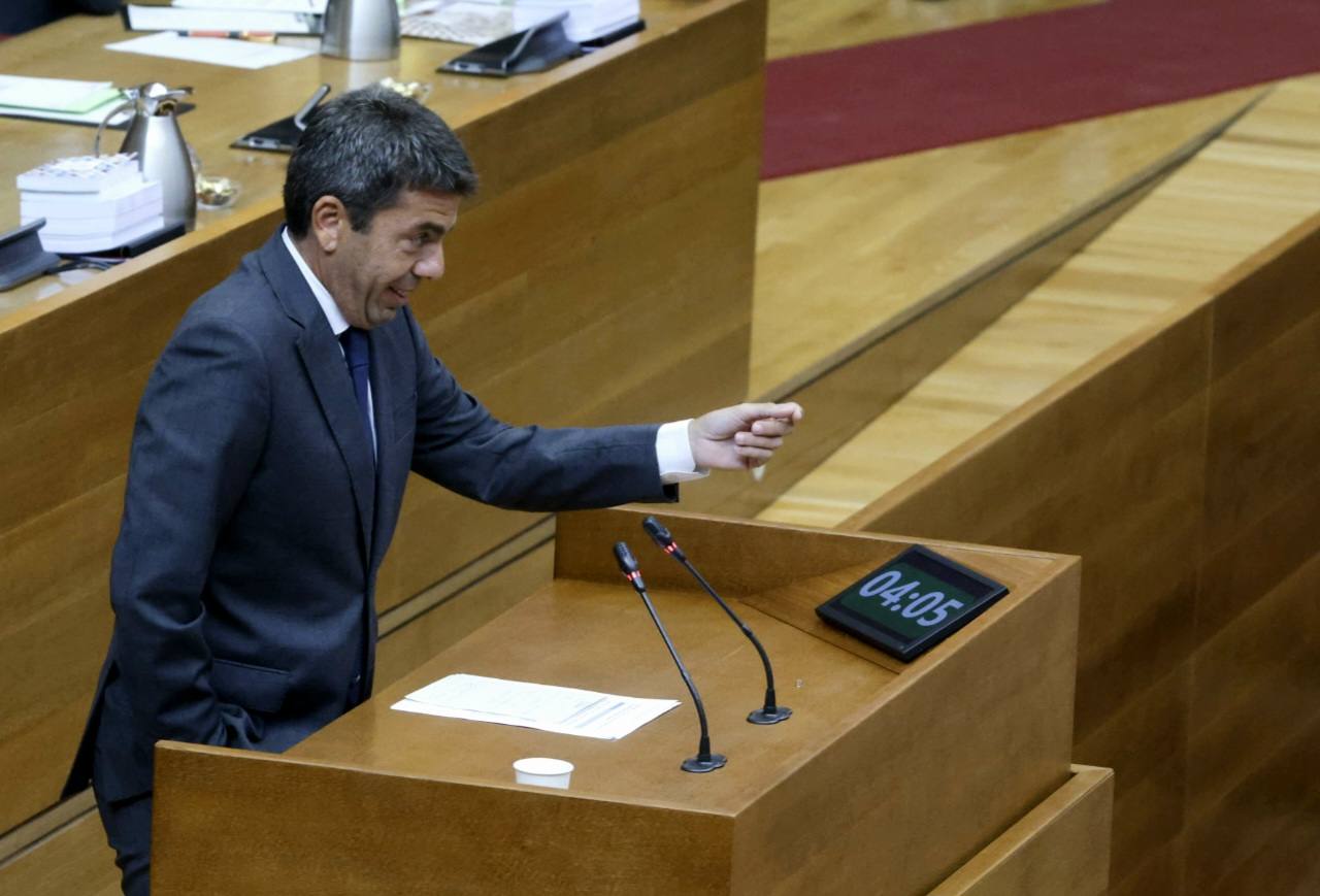 Fotos de la sesión de control a Mazón en Les Corts