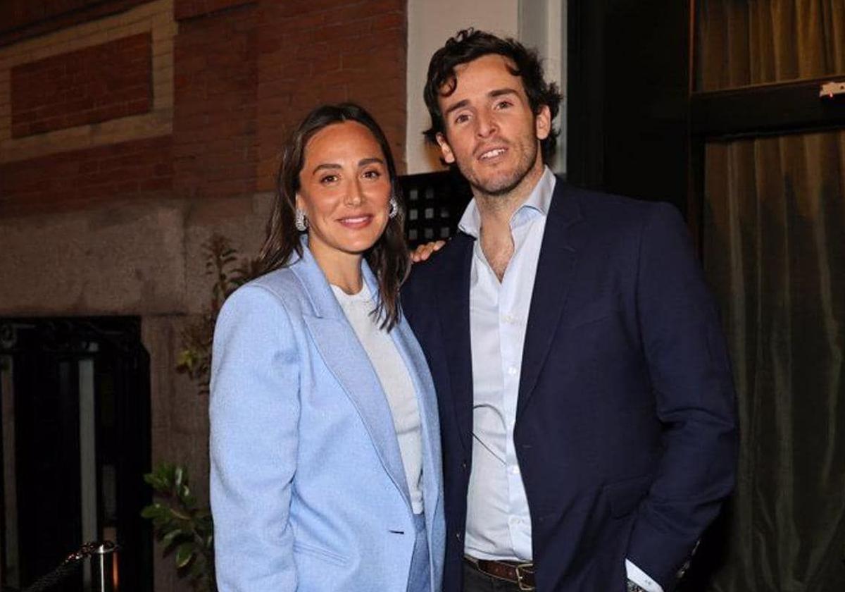 Tamara Falcó e Íñigo Onieva a las puertas del restaurante 'Casa Salesas'.