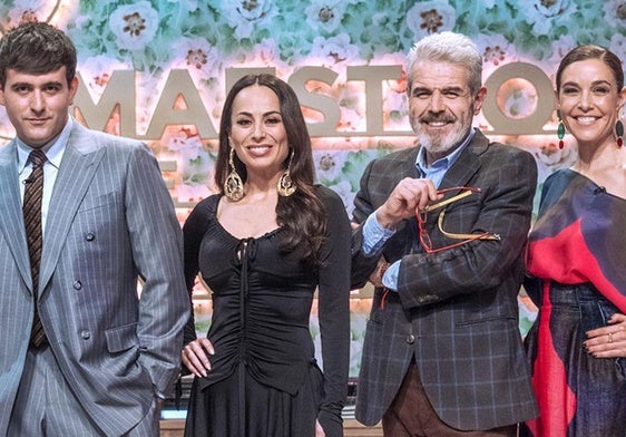 Alejandro Palomo (Palomo Spain), María Escoté y Lorenzo Caprile, jurado de 'Maestros de la Costura', junto a la presentadora Raquel Sánchez Silva.