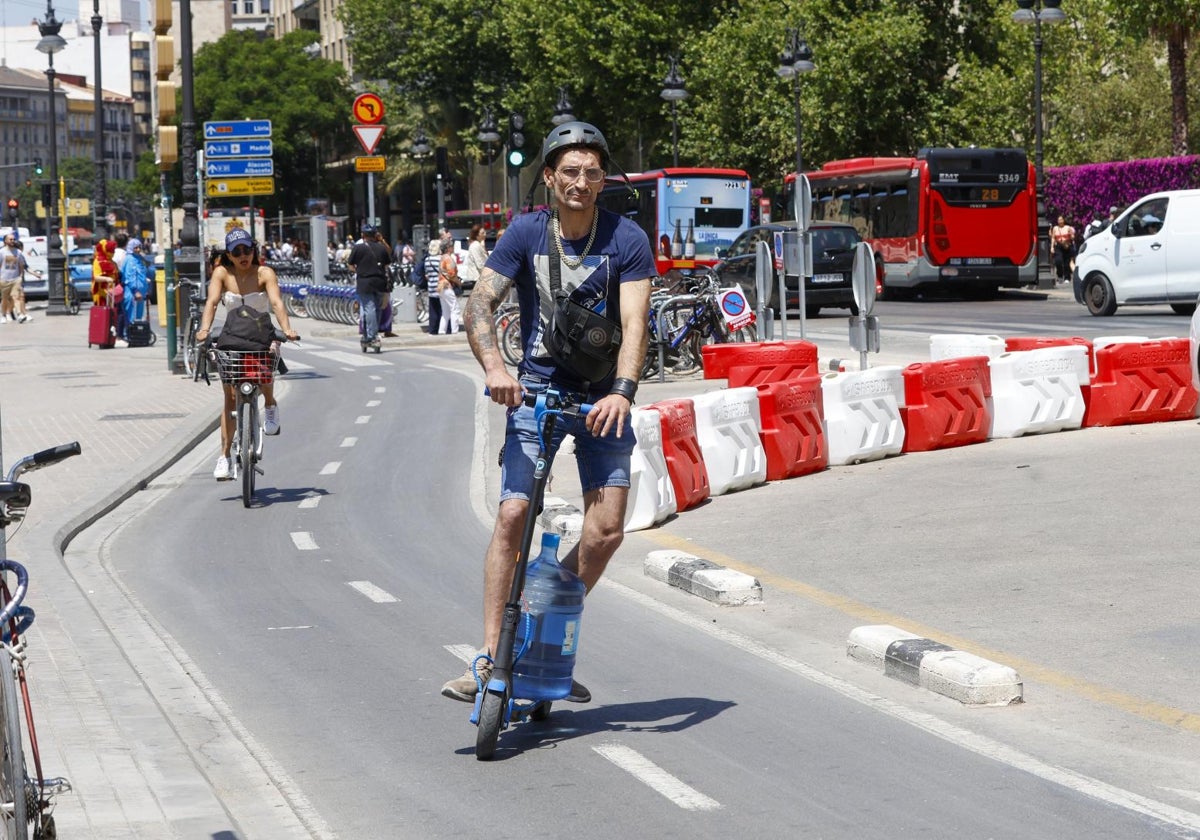 Un usuario de patinete, en el centro de Valencia.