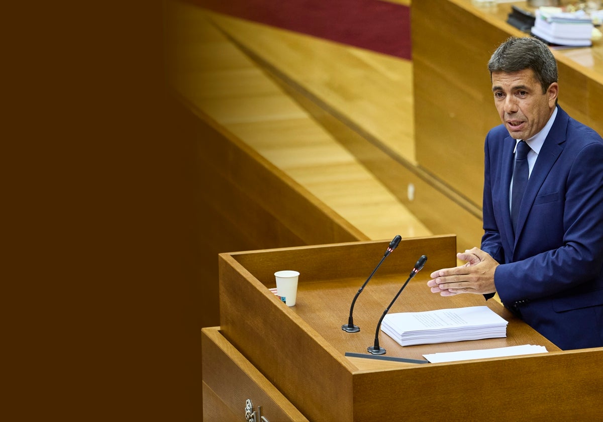 El president Carlos Mazón, en la tribuna de Les Corts.