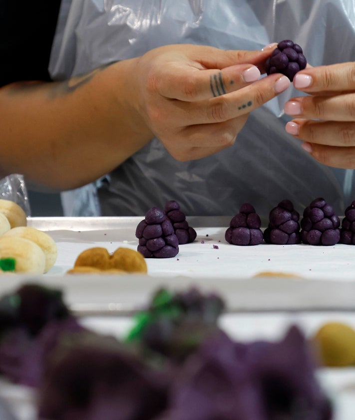 Imagen secundaria 2 - La tradición del mazapán se forja en las aulas: los futuros maestros confiteros se preparan para la Mocadorà