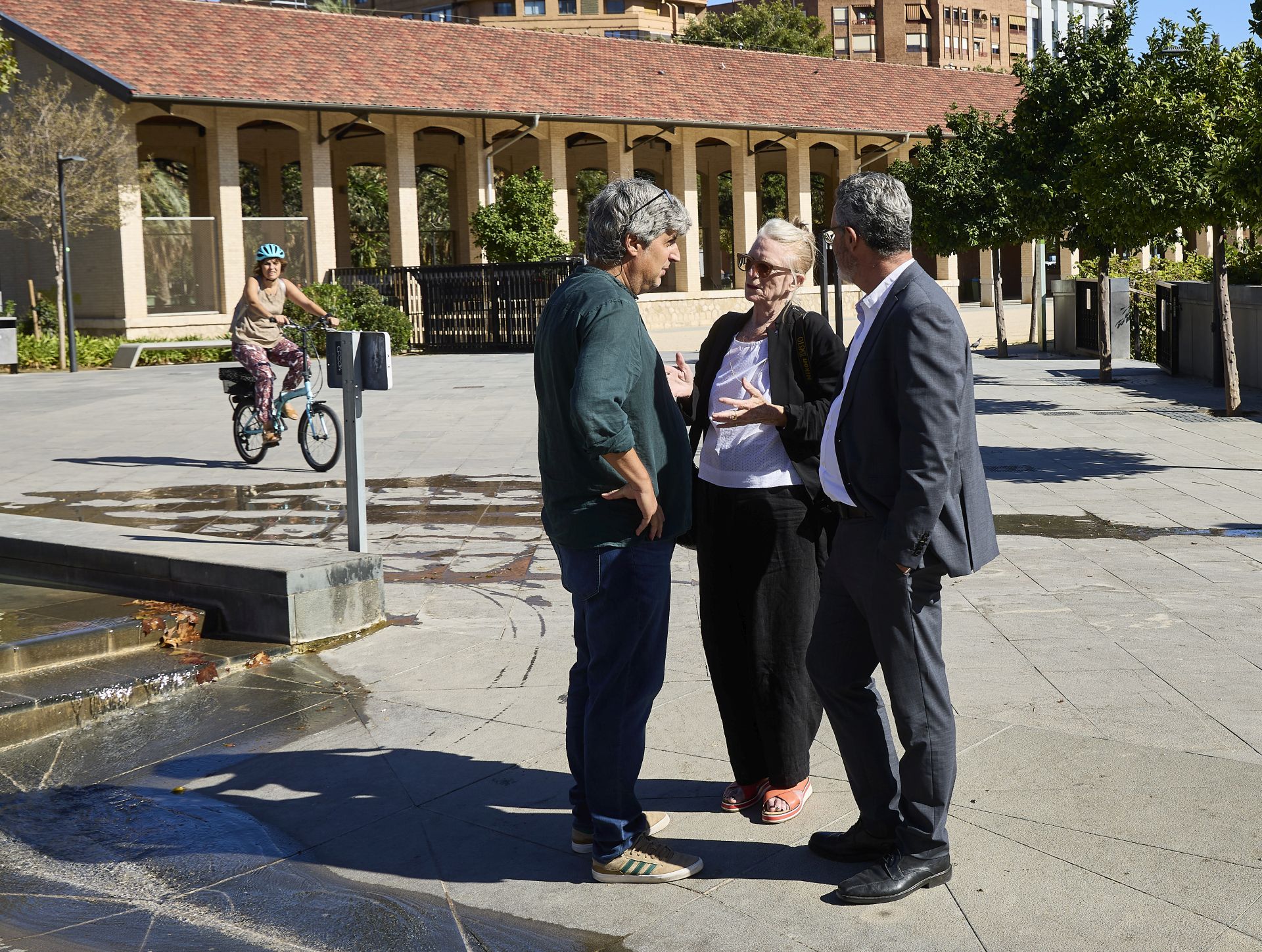 La visita de la arquitecta Kathryn Gustafson al parque Central de Valencia