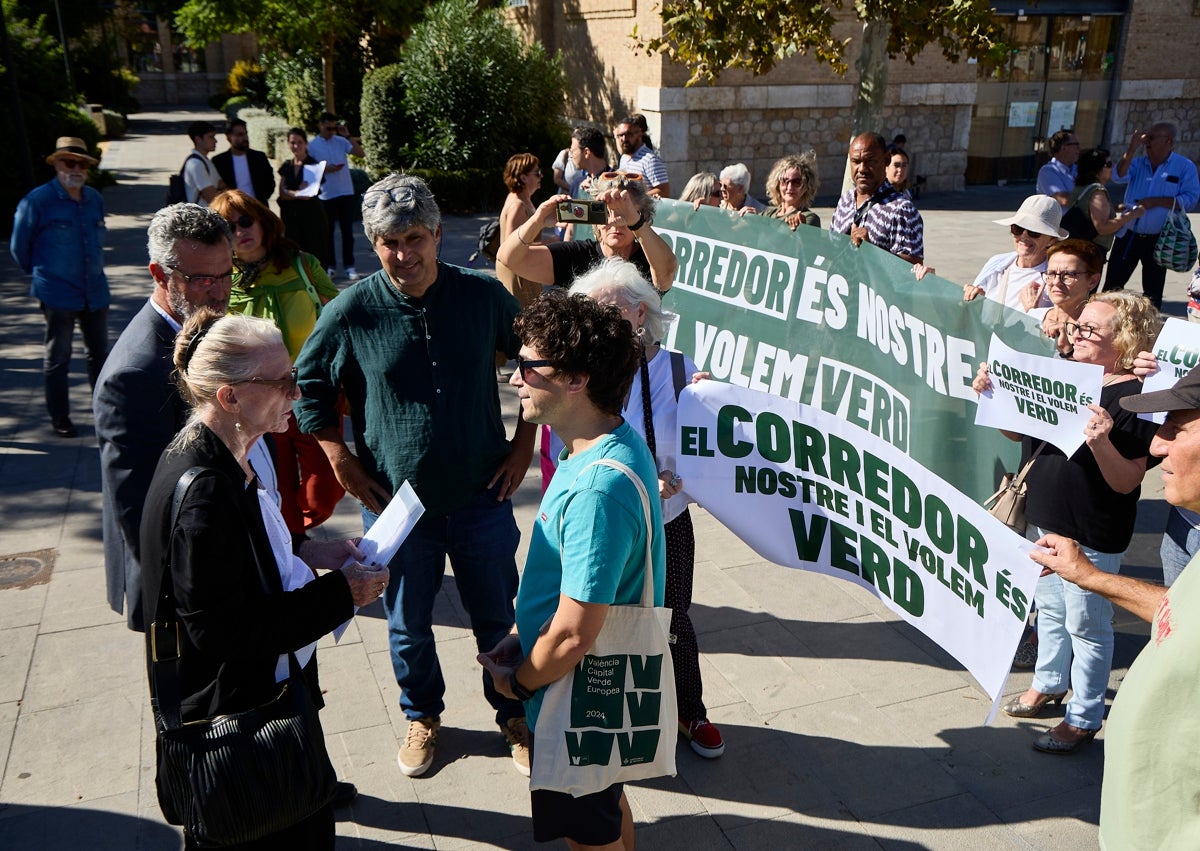 Imagen secundaria 1 - Gustafson, a los vecinos que quieren un corredor verde: «No problem» (y volvió a pasear por su Parque Central)