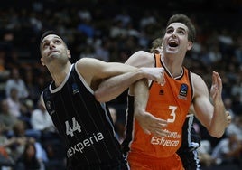 Reuvers lucha por la posición con Turudic durante el partido contra el Hamburgo.