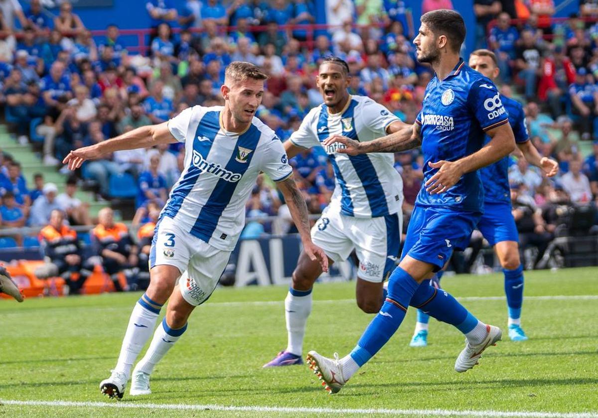 El exvalencianista Jorge Sáenz, tras marcarle gol al Getafe.