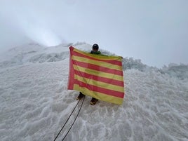 Pepe García, en una de las cumbres, con la bandera de Sagunto.