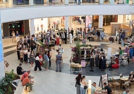 Jóvenes esperan en la cola a acceder al mercadillo que instalaron varias 'influencers' en un centro comercial en Valencia hace unos días.