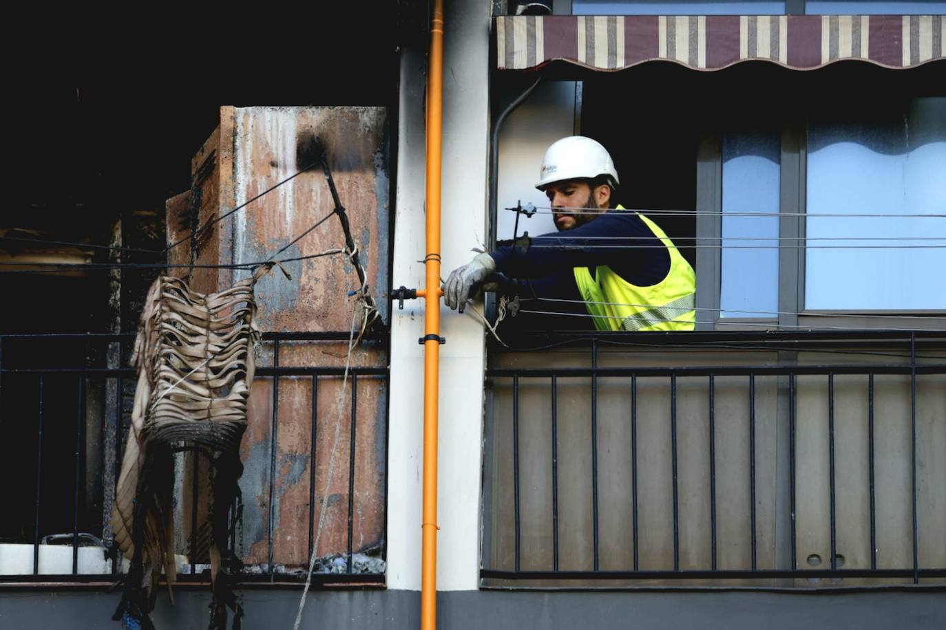 FOTOS | Varios heridos en un incendio en la avenida de Francia de Valencia