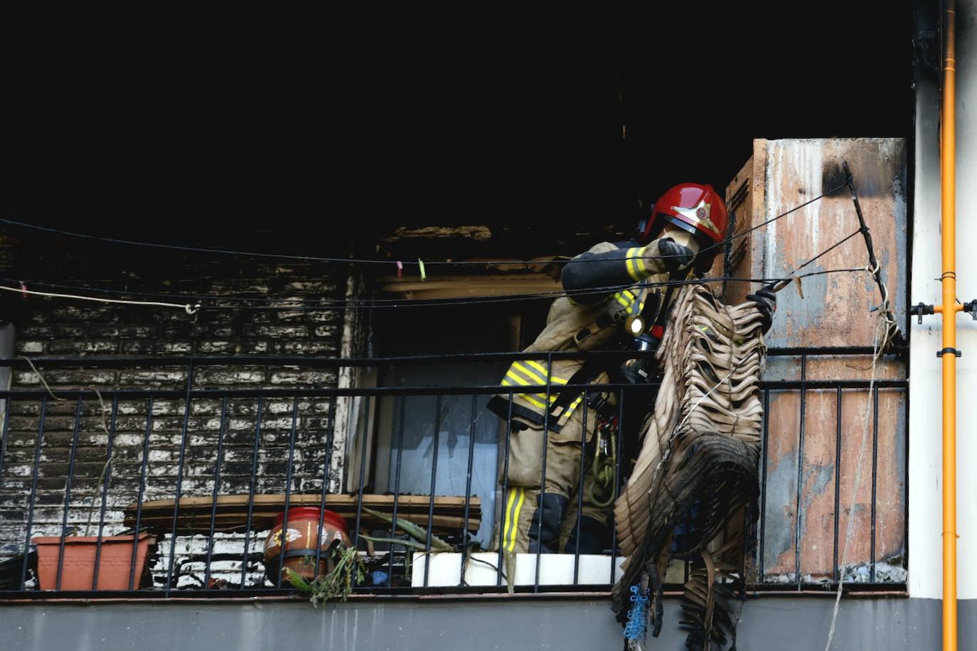 FOTOS | Varios heridos en un incendio en la avenida de Francia de Valencia