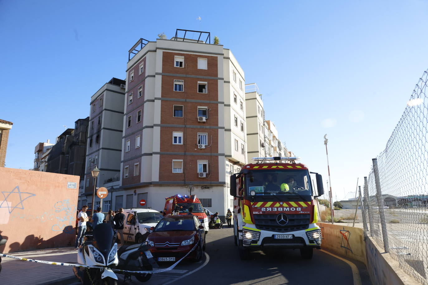 FOTOS | Varios heridos en un incendio en la avenida de Francia de Valencia