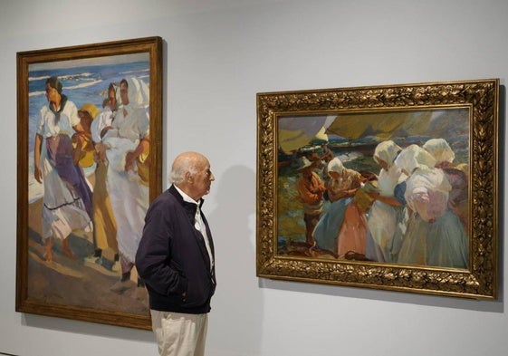 Manuel Vicent, entre dos lienzos de Sorolla.