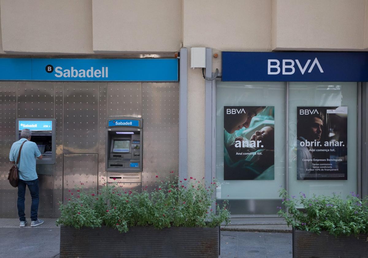 Cajero de Banco Sabadell junto a uno del BBVA en la Rambla del Poblenou en Barcelona.