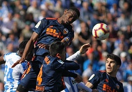 Kondogbia despeja un balón durante un partido en Butarque