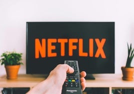 Un usuario pone Netflix en el televisor.