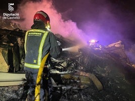 Un accidente entre dos camiones provoca un incendio en la AP-7 en Benicàssim