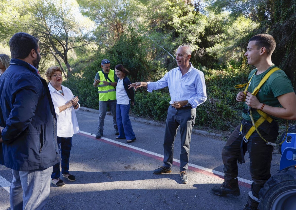 Imagen secundaria 1 - Tareas de poda, en la visita del edil José Gosálbez, junto a la presidenta de la asociación la Devesa de El Saler, Ana Gradolí.