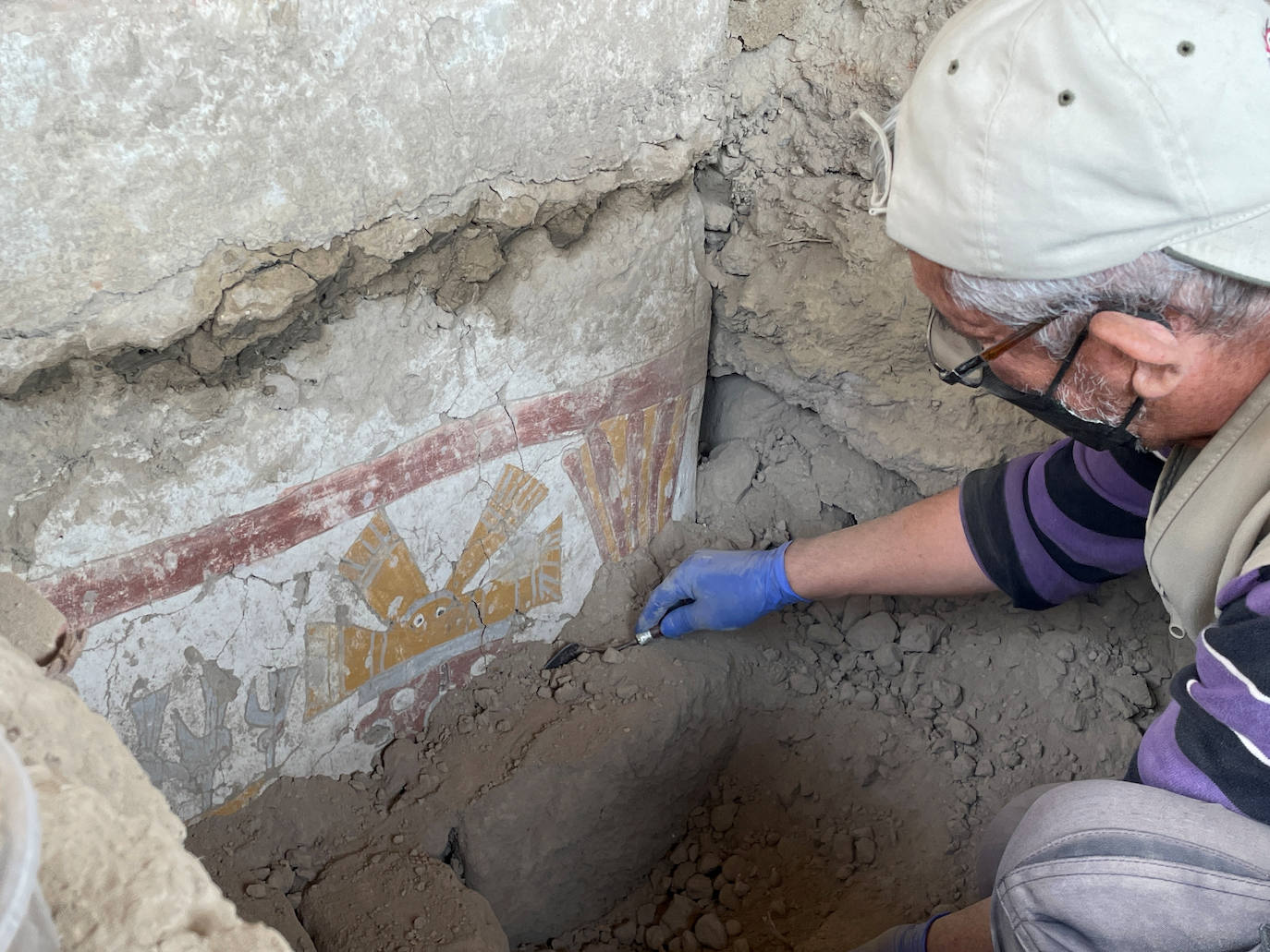 Descubren un enigmático mural milenario en el Perú preincaico