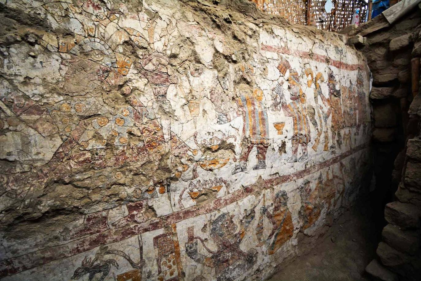 Descubren un enigmático mural milenario en el Perú preincaico