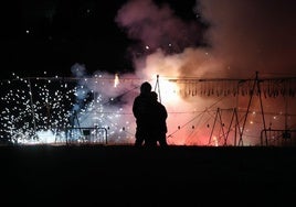 Mascletá y fuegos artificiales en una imagen de archivo.