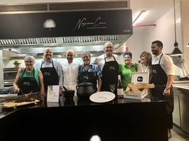 Nazario Cano, Maite Serrat y el alcalde de Teulada con los tres pinches de excepción.