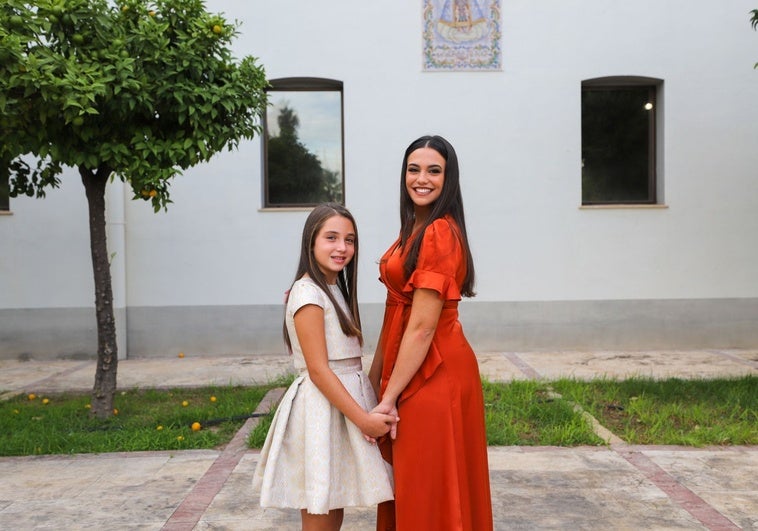 Cayetana Rebollo, candidata infantil, junto a María Sanmiguel.