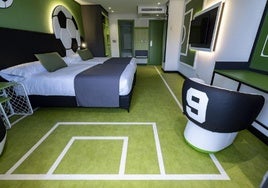 Imagen de una de las habitaciones 'piloto' del hotel Magic Sports, dedicada al fútbol.