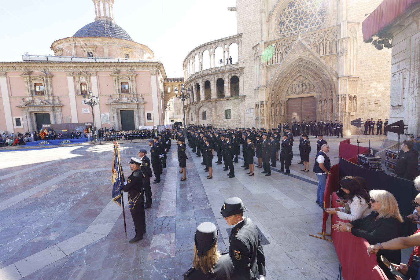 Fotos del acto de la Policía Nacional en la plaza de la Virgen de Valencia