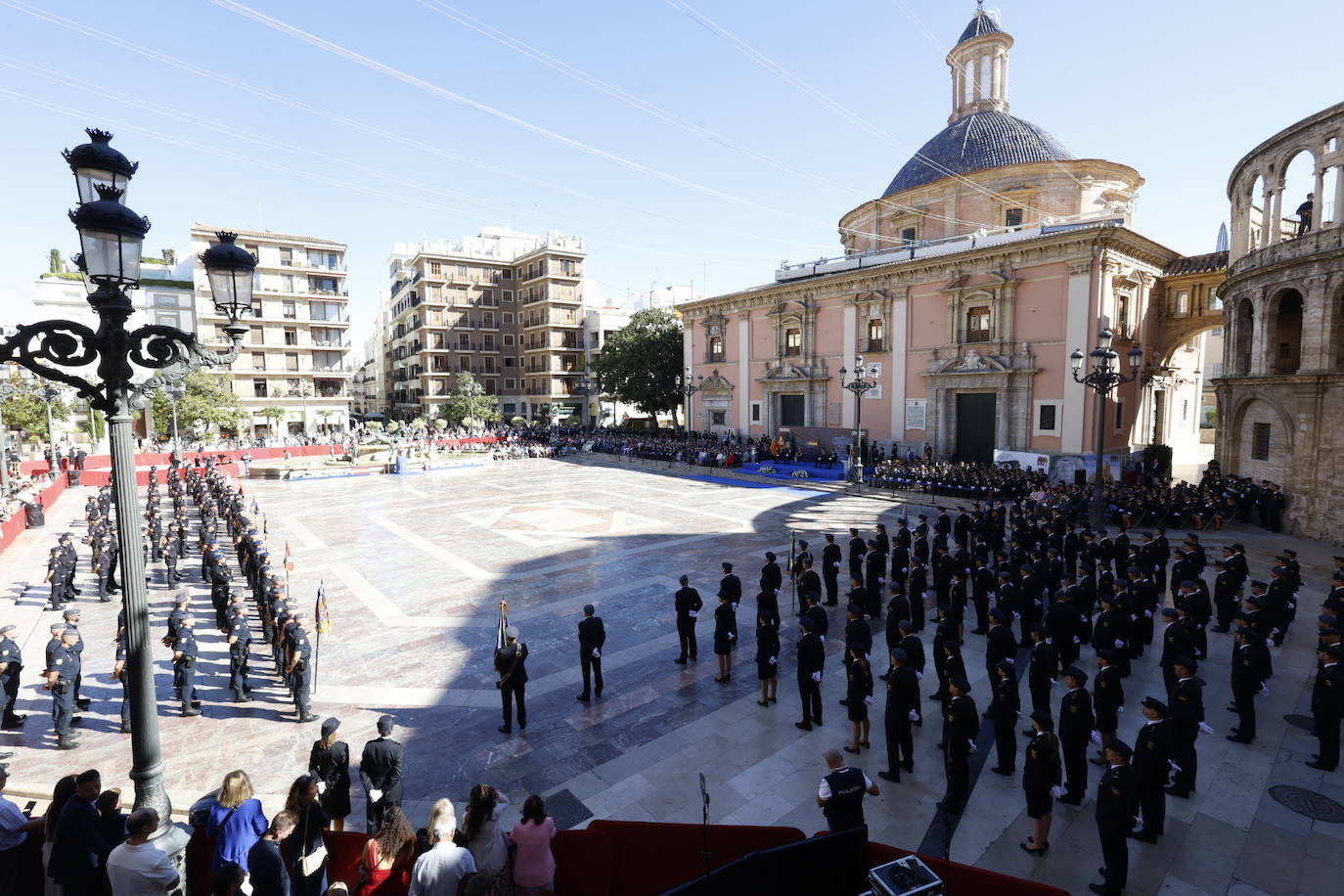 Fotos del acto de la Policía Nacional en la plaza de la Virgen de Valencia