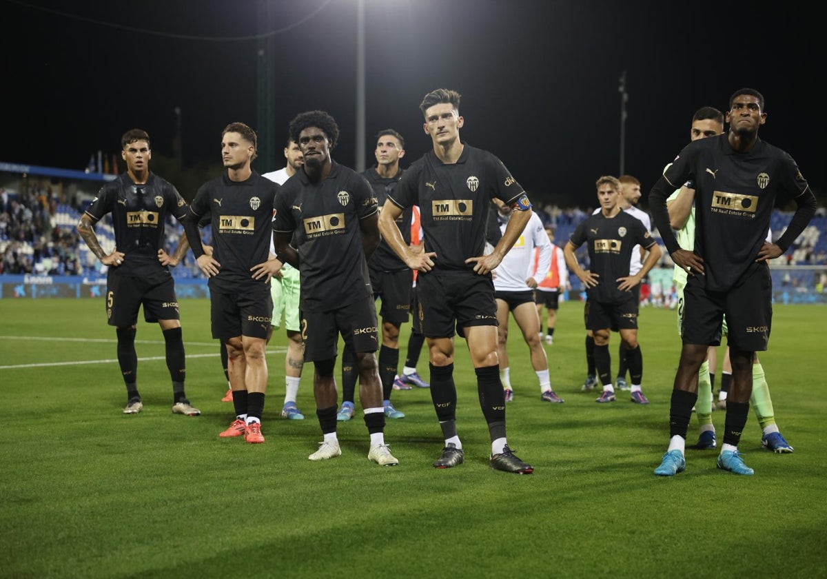 Los jugadores, con Pepelu y Mosquera a la cabeza, escuchan la bronca de la afición.