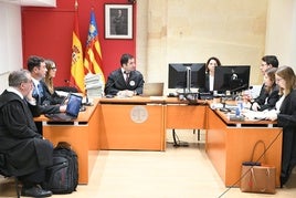 Juicio por las muertes en la residencia DomusVi que se celebra en los juzgados de Alcoi.