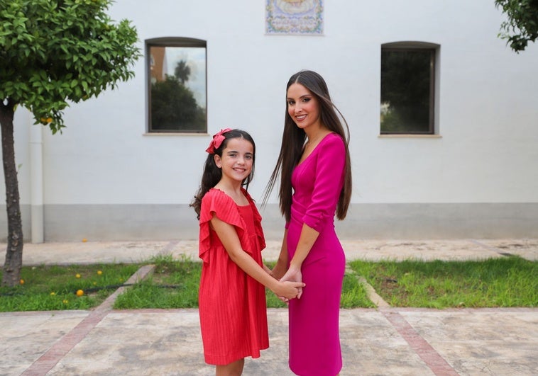 Lourdes Serrano, candidata infantil, junto a Mireia Mansilla.