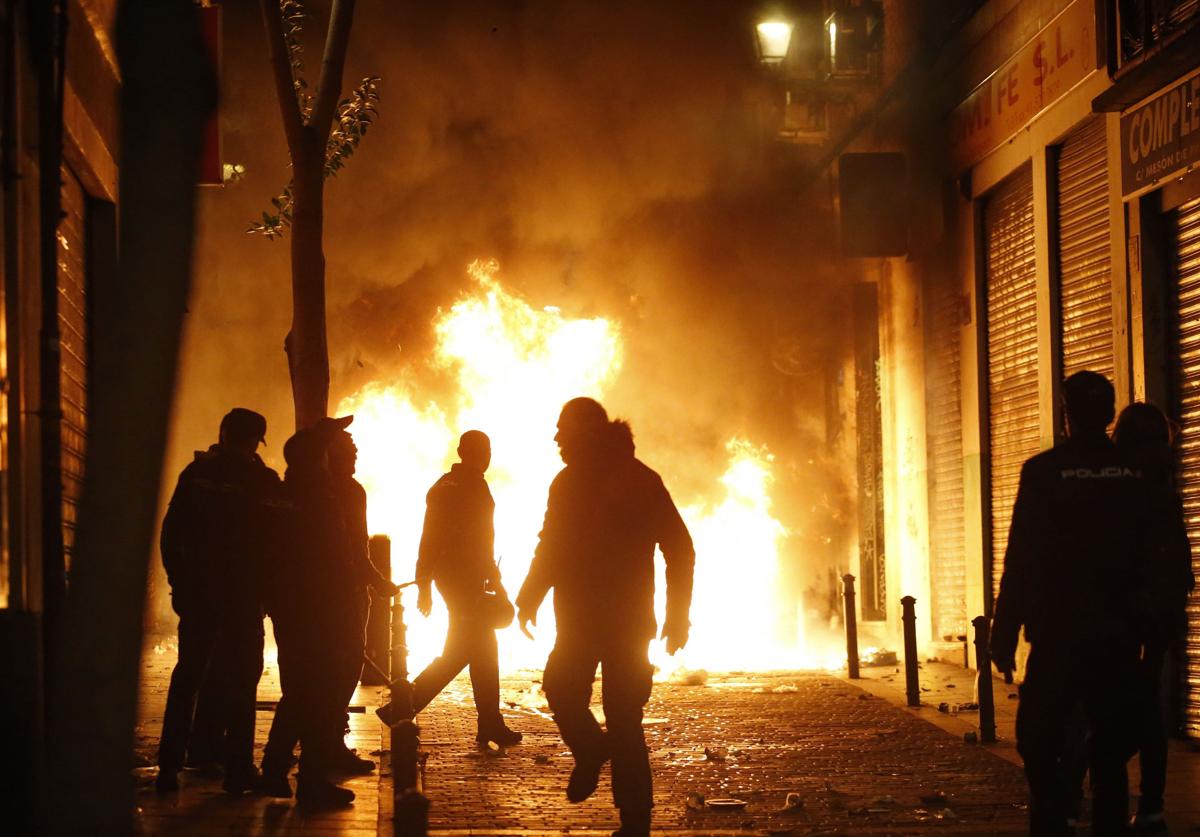 Enfrentamientos entre senegaleses y la policía en el barrio de Lavapiés, tras la muerte de un mantero durante una persecución policial, en 2018.