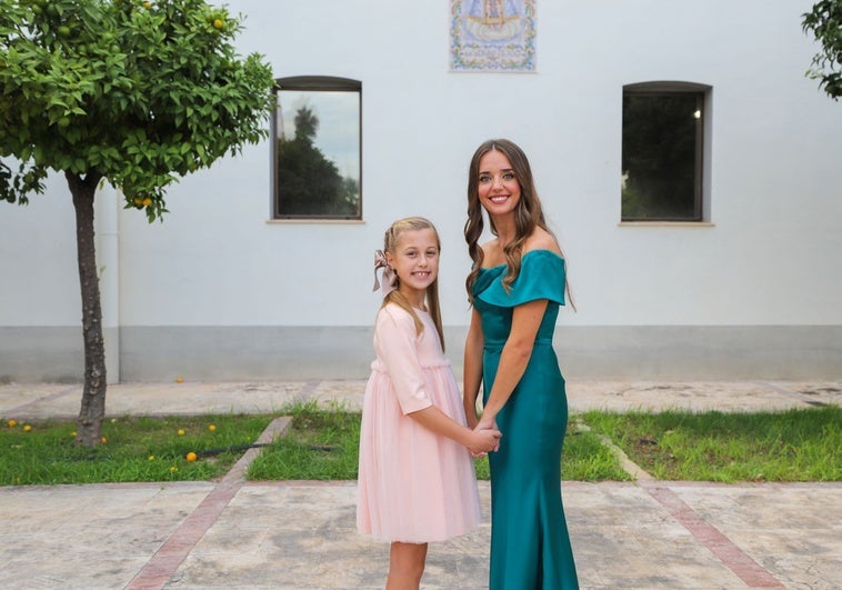 Valeria Martínez, candidata infantil, junto a Claudia Sáez.