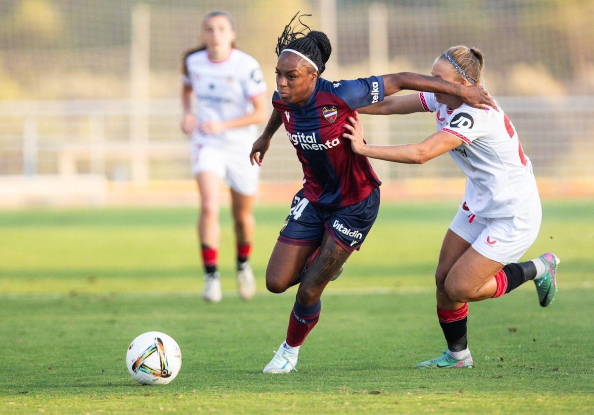 Ivonne Chacón avanza con el balón durante el partido de este sábado contra el Sevilla.