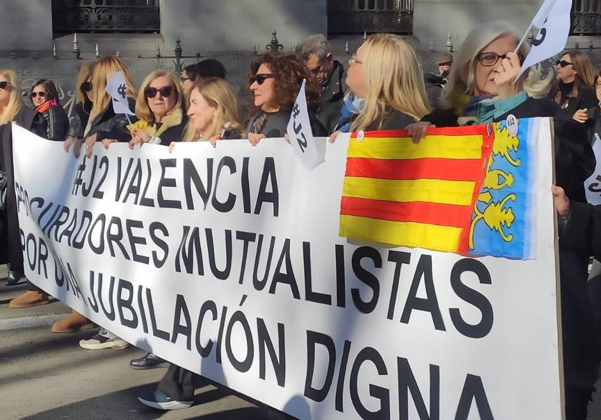 Procuradores mutualistas de la Comunitat, durante una reciente manifestación en lucha por sus derechos laborales.