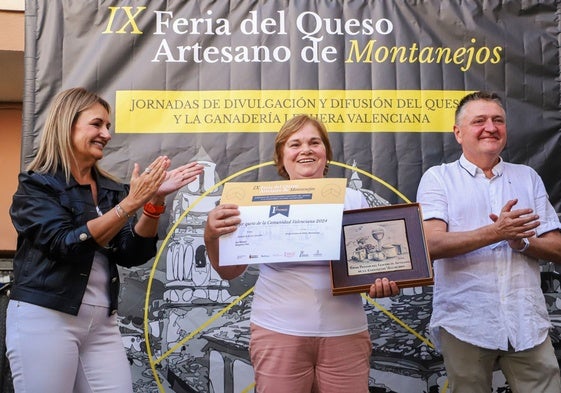 Entrega del galardón al mejor queso a Rosa Romero de Jamesa.