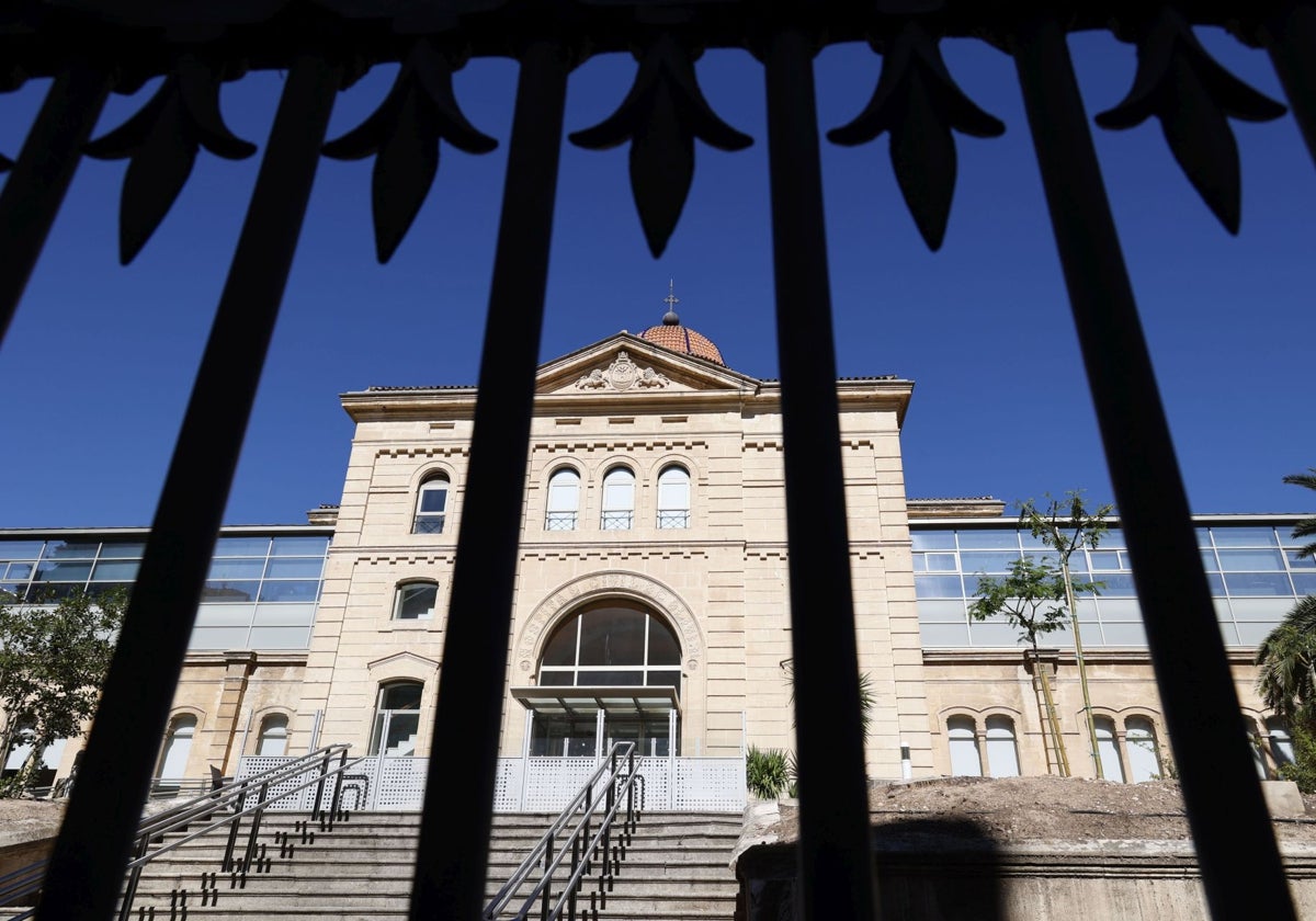 Entrada a la residencia Domus Vi de Alcoy, escenario de la muerte de 74 personas mayores.