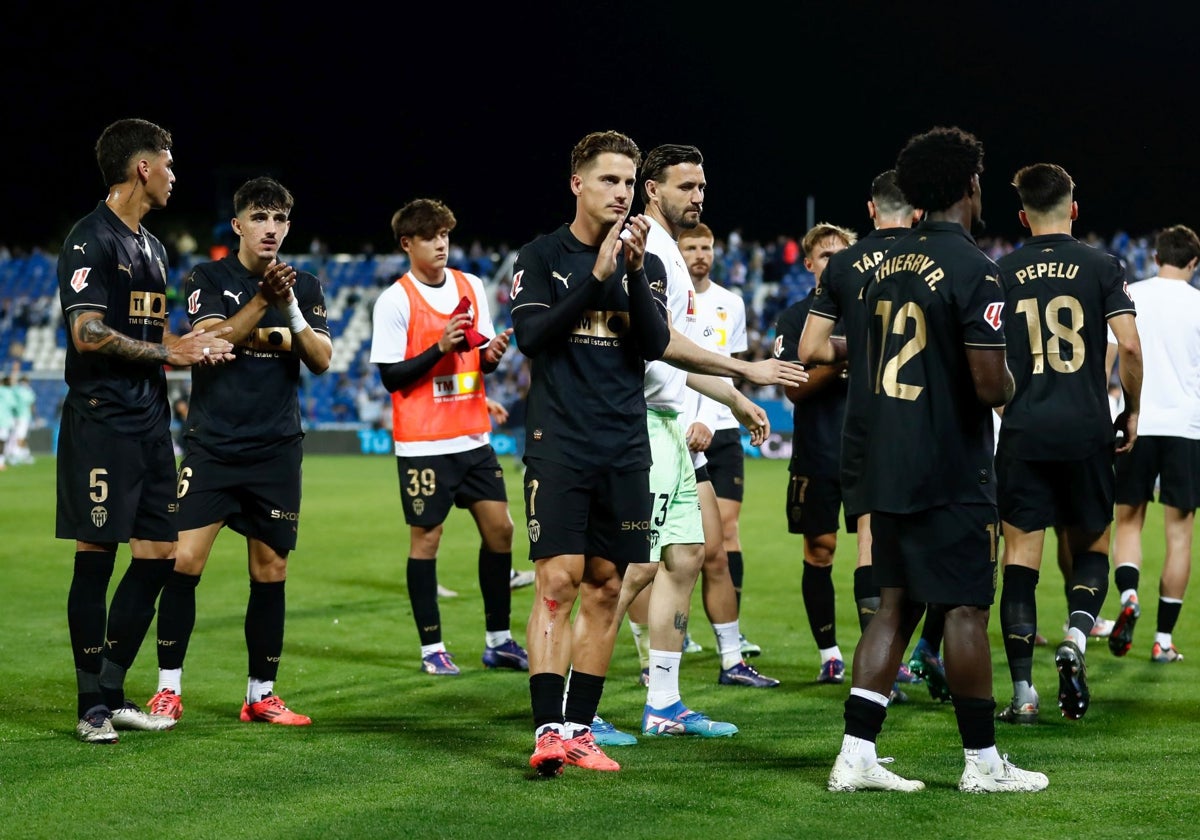 Los jugadores del Valencia, tras acabar el partido contra el Leganés.